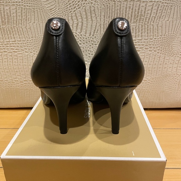 Micheal Kors size 8 black heels - new in box 👠🎁 - Picture 3 of 6